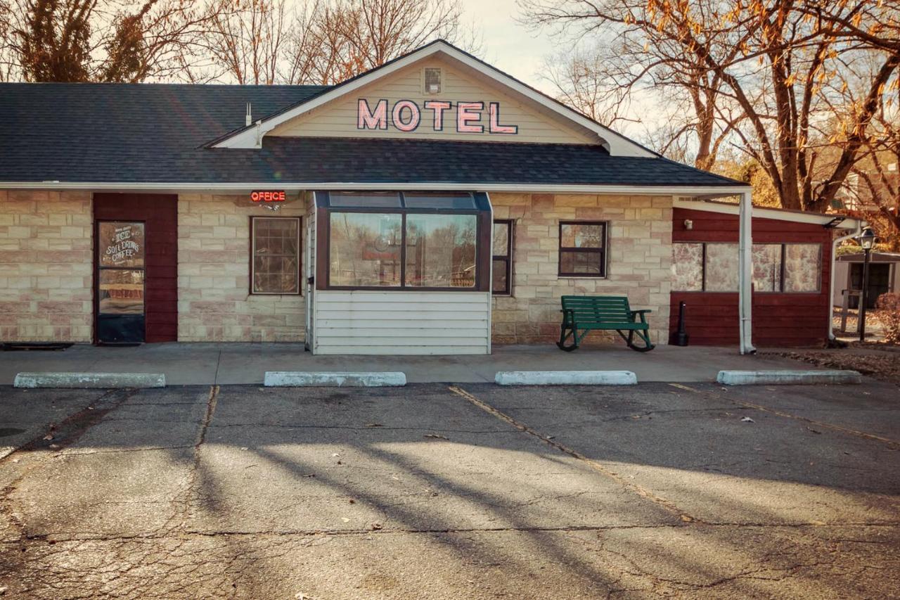 Simmer Motel Wamego Exterior foto