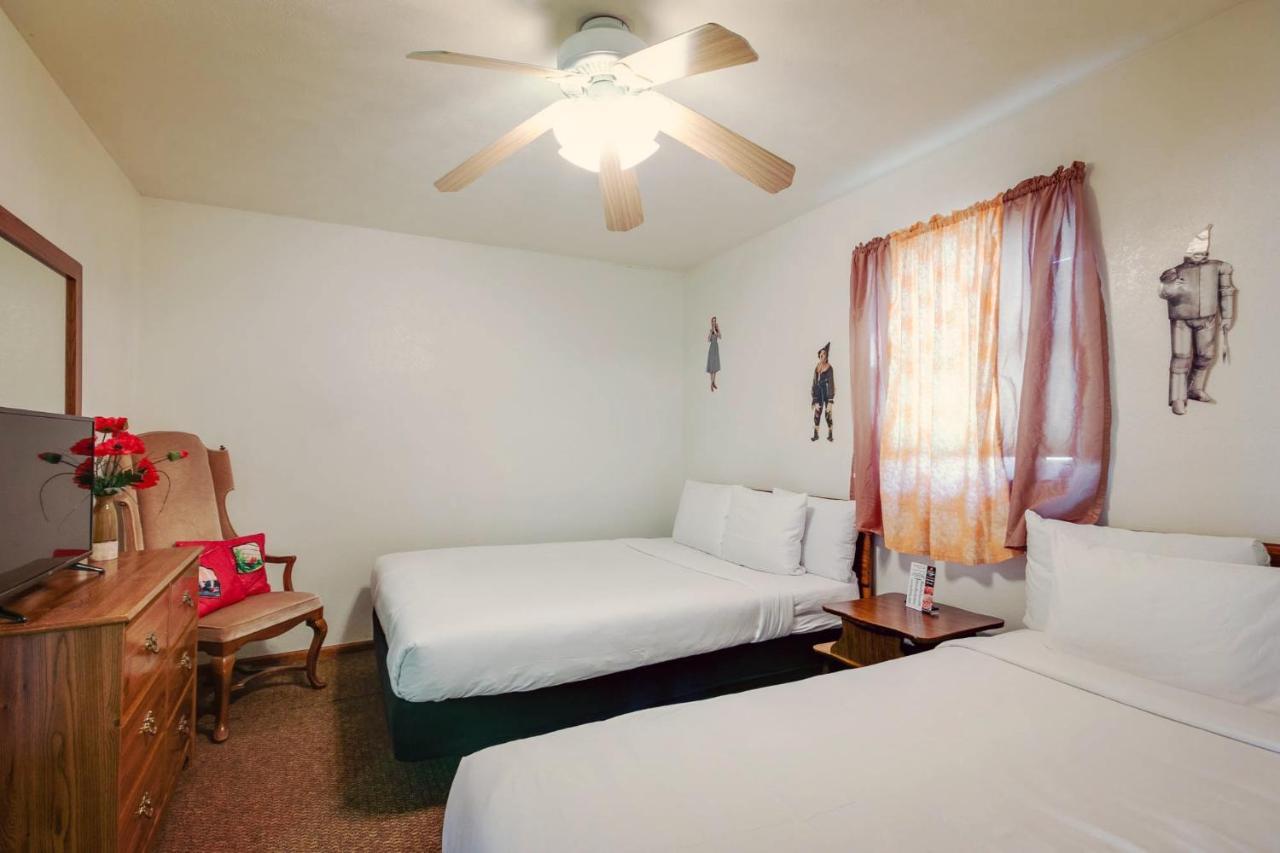 Simmer Motel Wamego Exterior foto