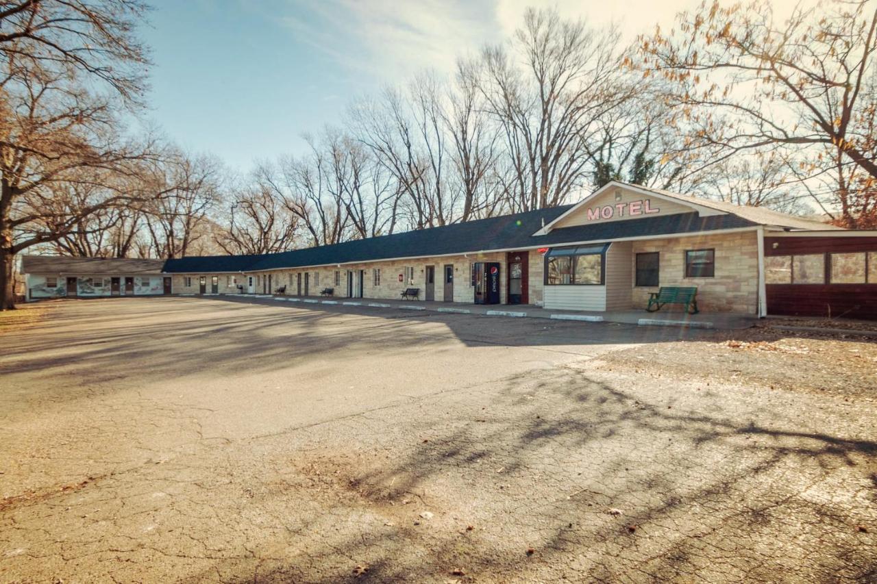 Simmer Motel Wamego Exterior foto